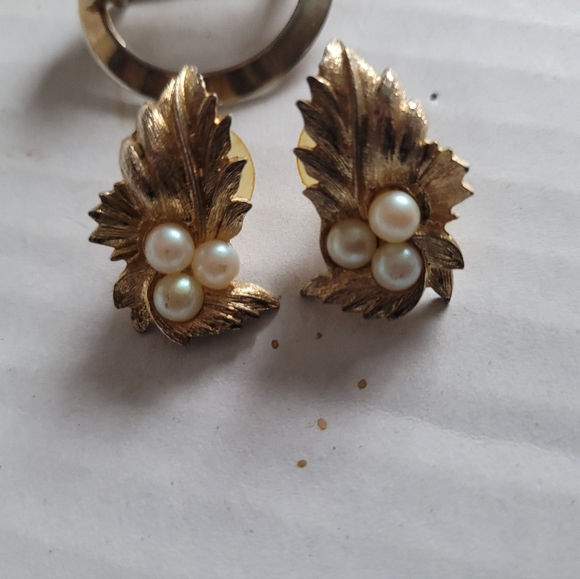 Sarah Coventry Signed Wreath/Leaf Broach Pin/Earrings Faux Pearl Leaf Gold Tone - Picture 6 of 9